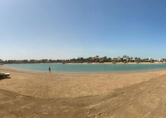 In Nubian , Behind Rihanna הורגהדה