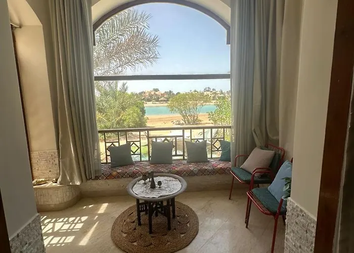 In Nubian , Behind Rihanna