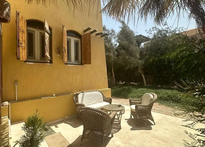 In Nubian , Behind Rihanna דירה