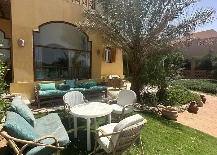 In Nubian , Behind Rihanna Daire *