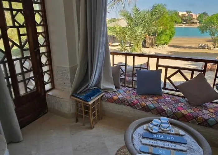 Daire In Nubian , Behind Rihanna *